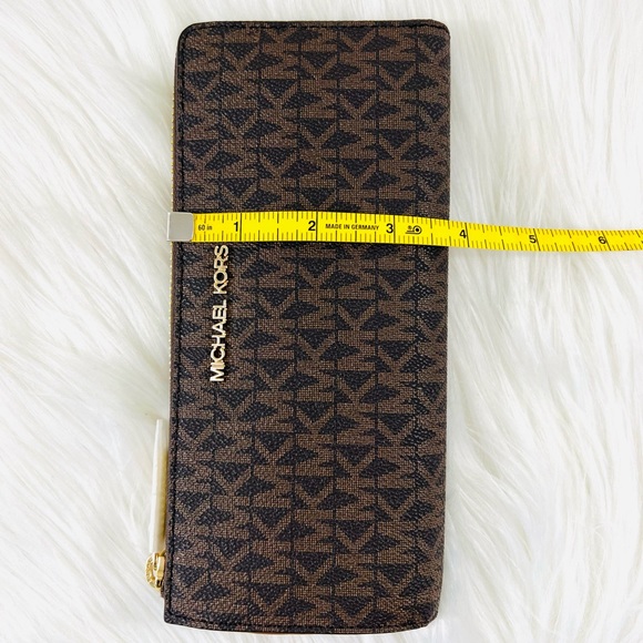 Michael Kors Jet Set Travel Large Three Quarter Zip Wallet - Picture 14 of 15